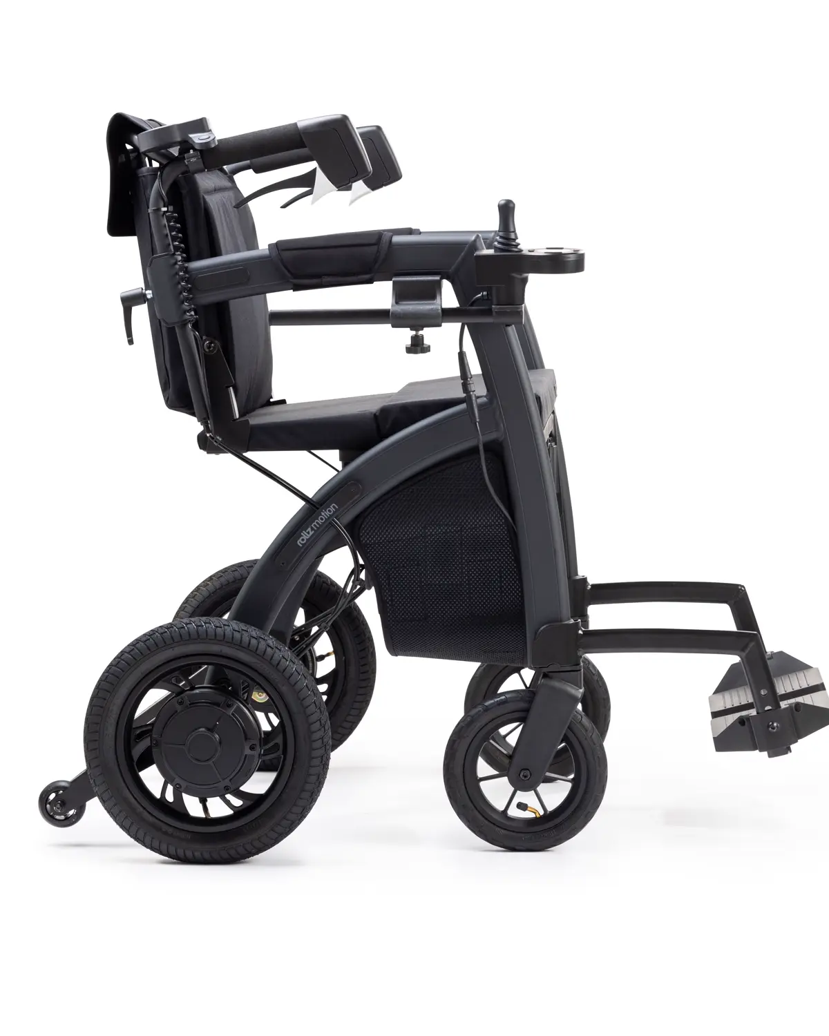 Silla de ruedas eléctrica plegable, vista lateral en fondo blanco